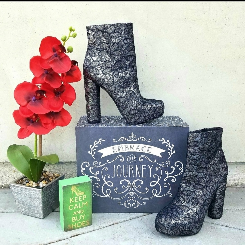 Gorgeous Metallic Embroidered Steve Madden Booties - Picture 2 of 6